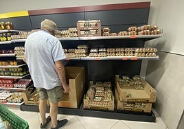 Un hombre en la sección de huevos de Mercadona.