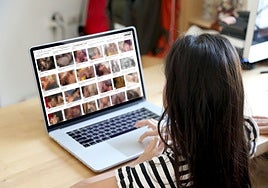 Una menor accede a una página de contenidos para adultos.