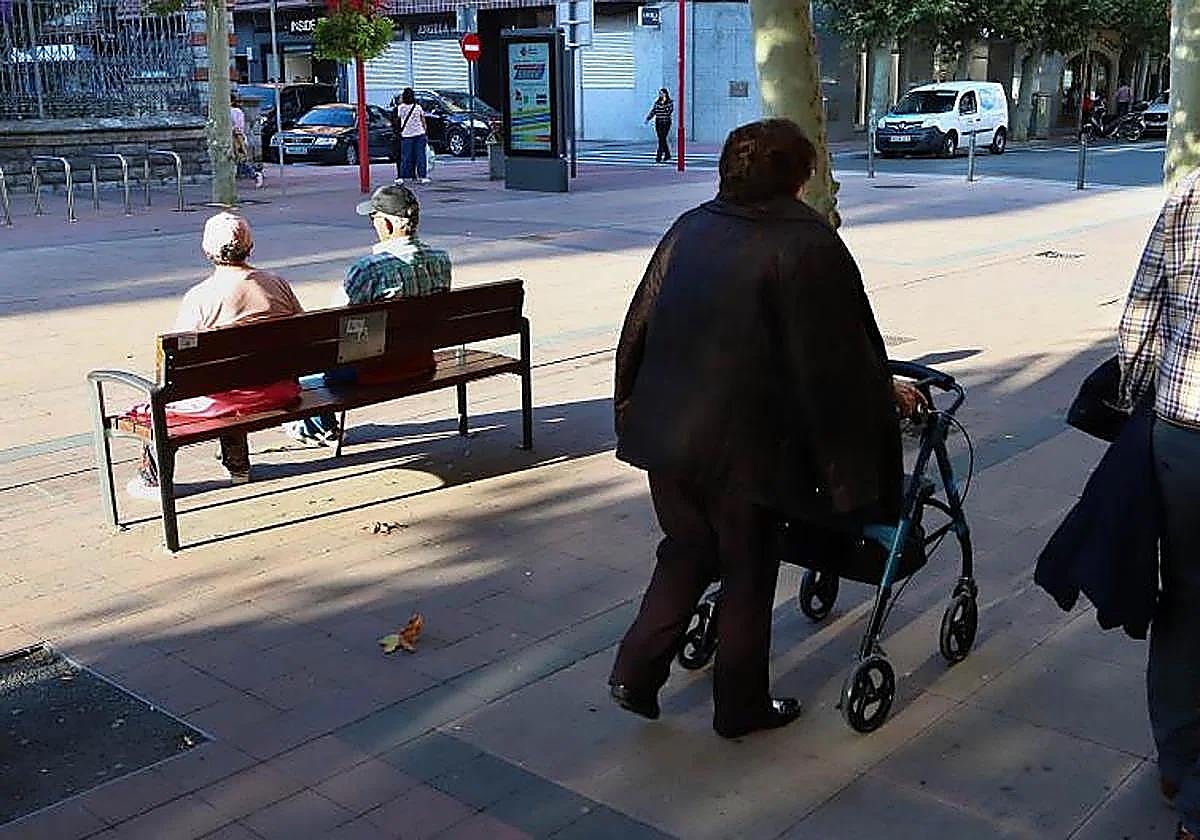 Personas mayores, jubilados o pensionistas, por la calle.