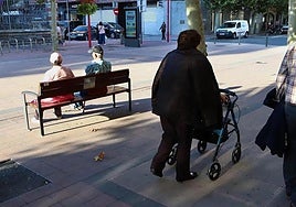 Personas mayores, jubilados o pensionistas, por la calle.
