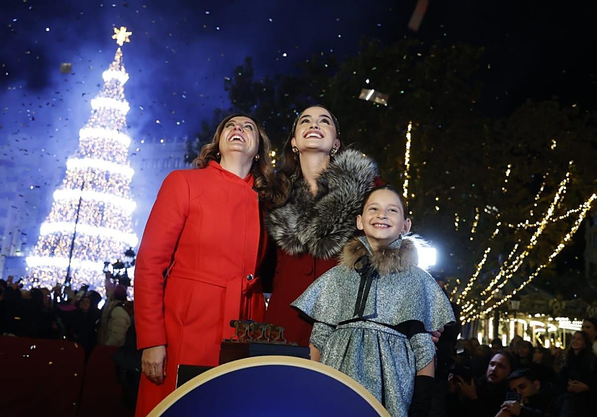 La alcaldesa y las falleras mayores de Valencia 2025, durante el encendido de las luces de Navidad.
