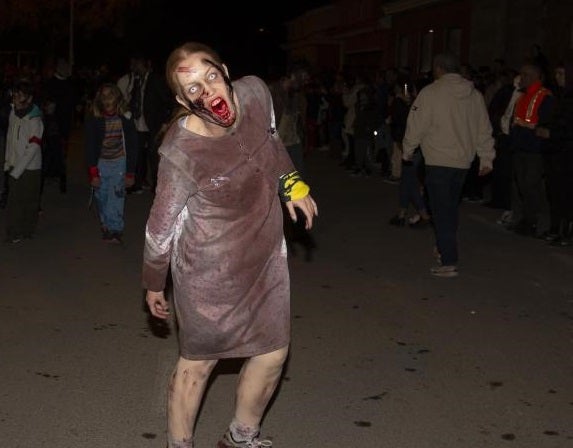 Una chica caracterizada de zombie.