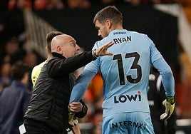 Julián Calero realiza indicaciones a Ryan durante el derbi.