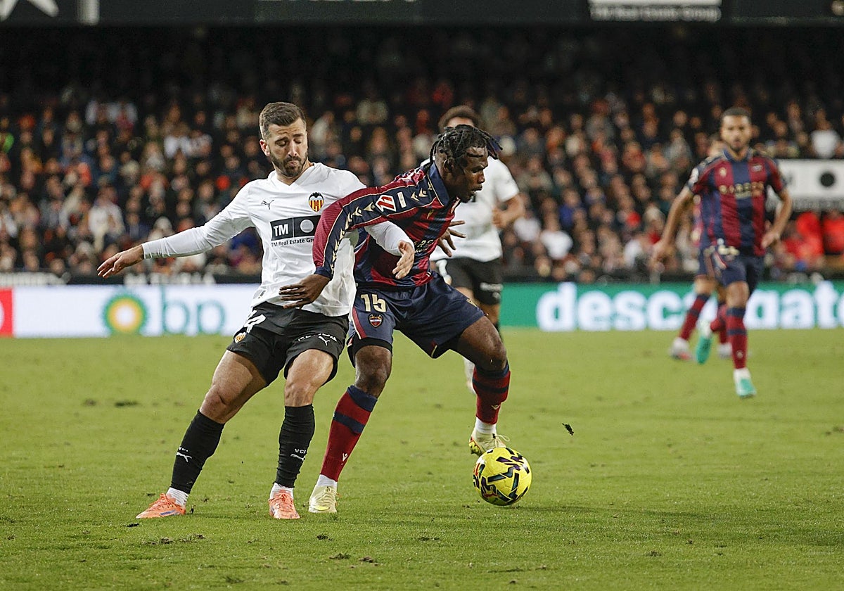 Gayà disputando un balón con Koyalipou