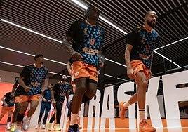 Los jugadores del Valencia Basket saltan a la pista del Roig Arena desde el túnel de vestuarios.