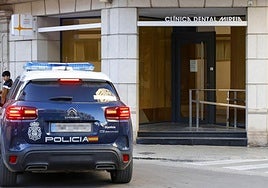 Un coche de la Policía Nacional junto a la clínica dental.