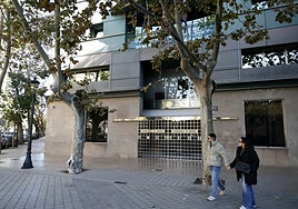 Puerta principal de la Conselleria de Sanidad Universal y Salud Pública.