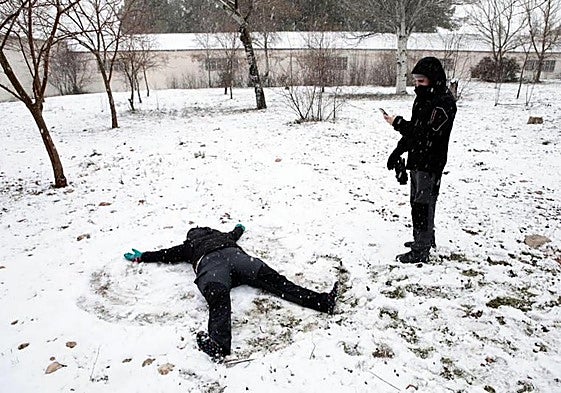 Dos jóvenes juegan en la nieve.