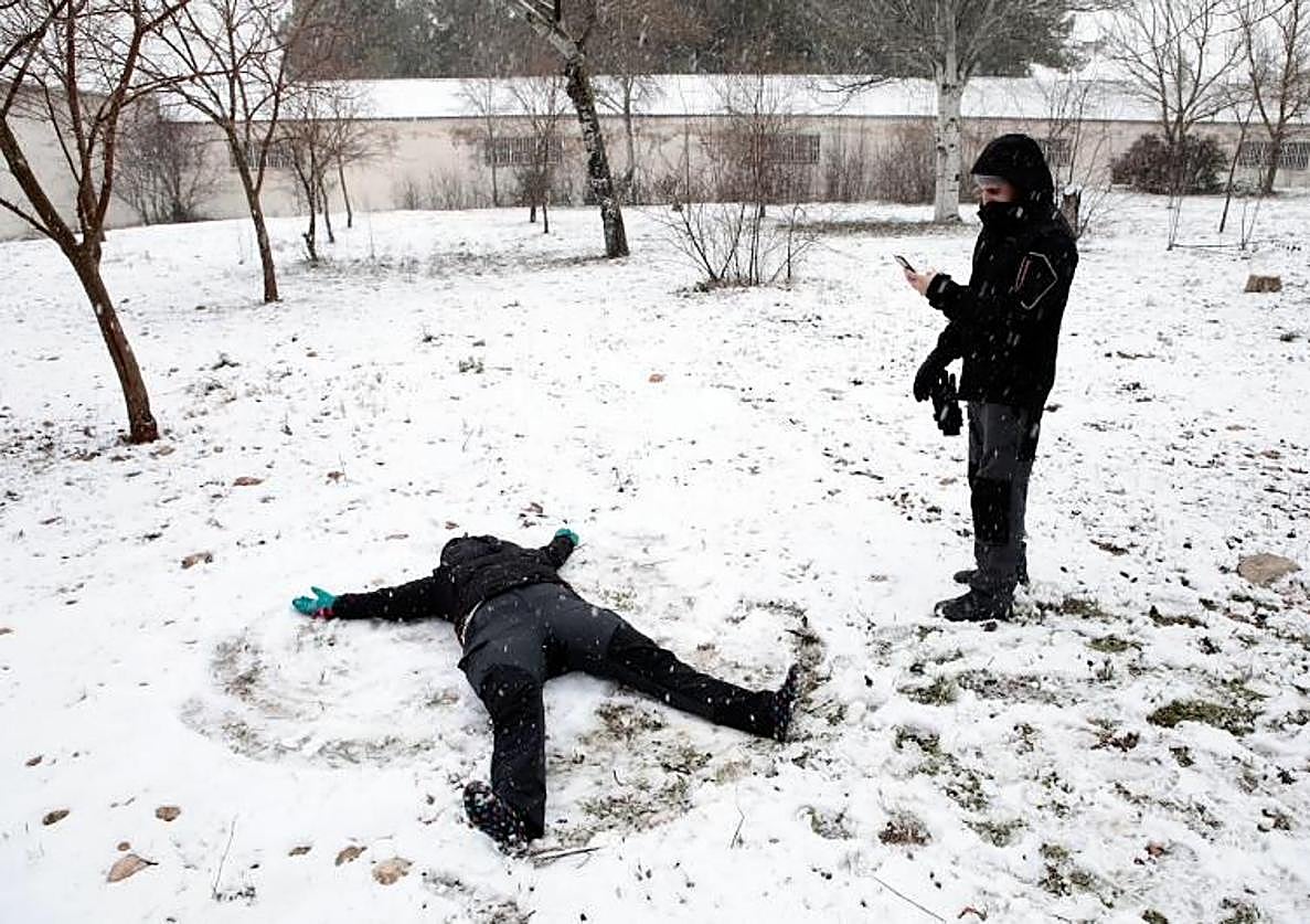 Dos jóvenes juegan en la nieve.