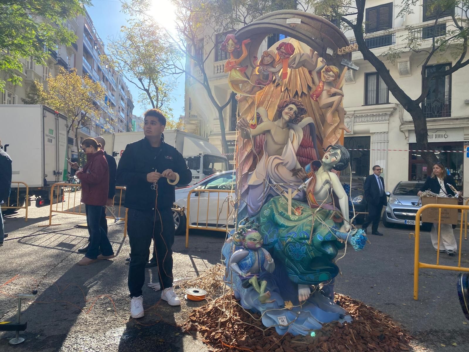 Manolo Algarra ya tiene su placa homenaje en el Ensanche