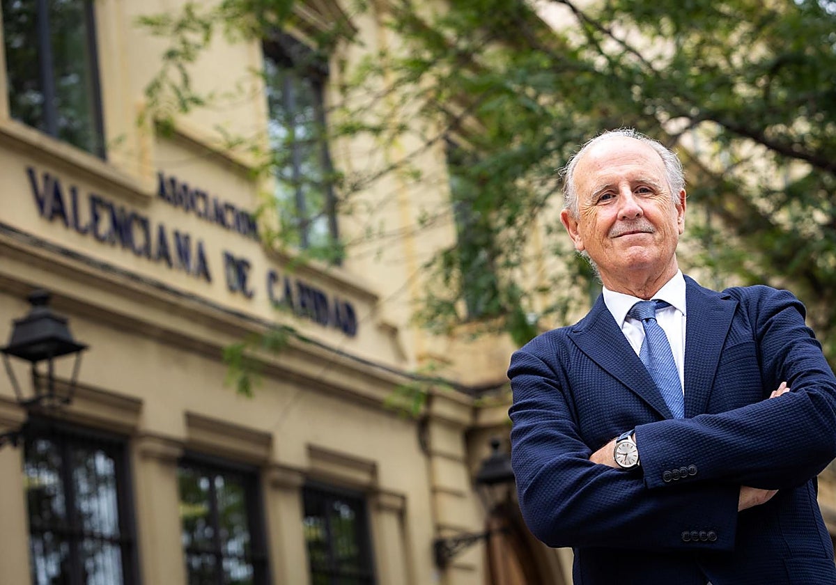 Luis Miralles, frente a la sede de la Casa de la Caridad.