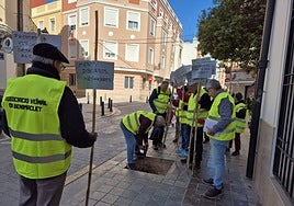 Acción vecinal par aponer carteles en las calles de Benimaclet con alcorques vacíos.