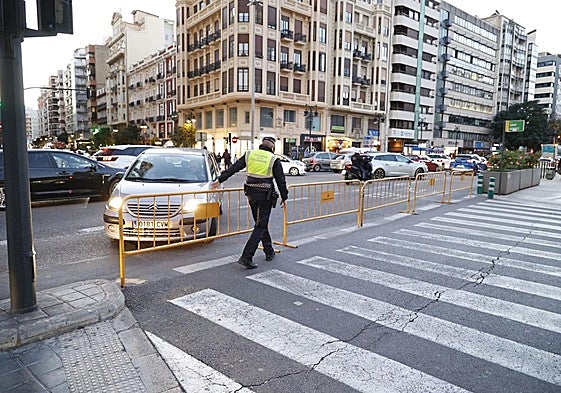 Cortes con control policial en el centro de Valencia, entre la calle Xàtiva y San Vicente, este sábado.