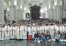 El arzobispod e Valencia, Enrique Benavent, con los jóvenes participantes en el Jubileo.