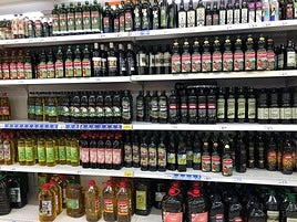Botellas de aceite en un supermercado Lupa de Cantabria.