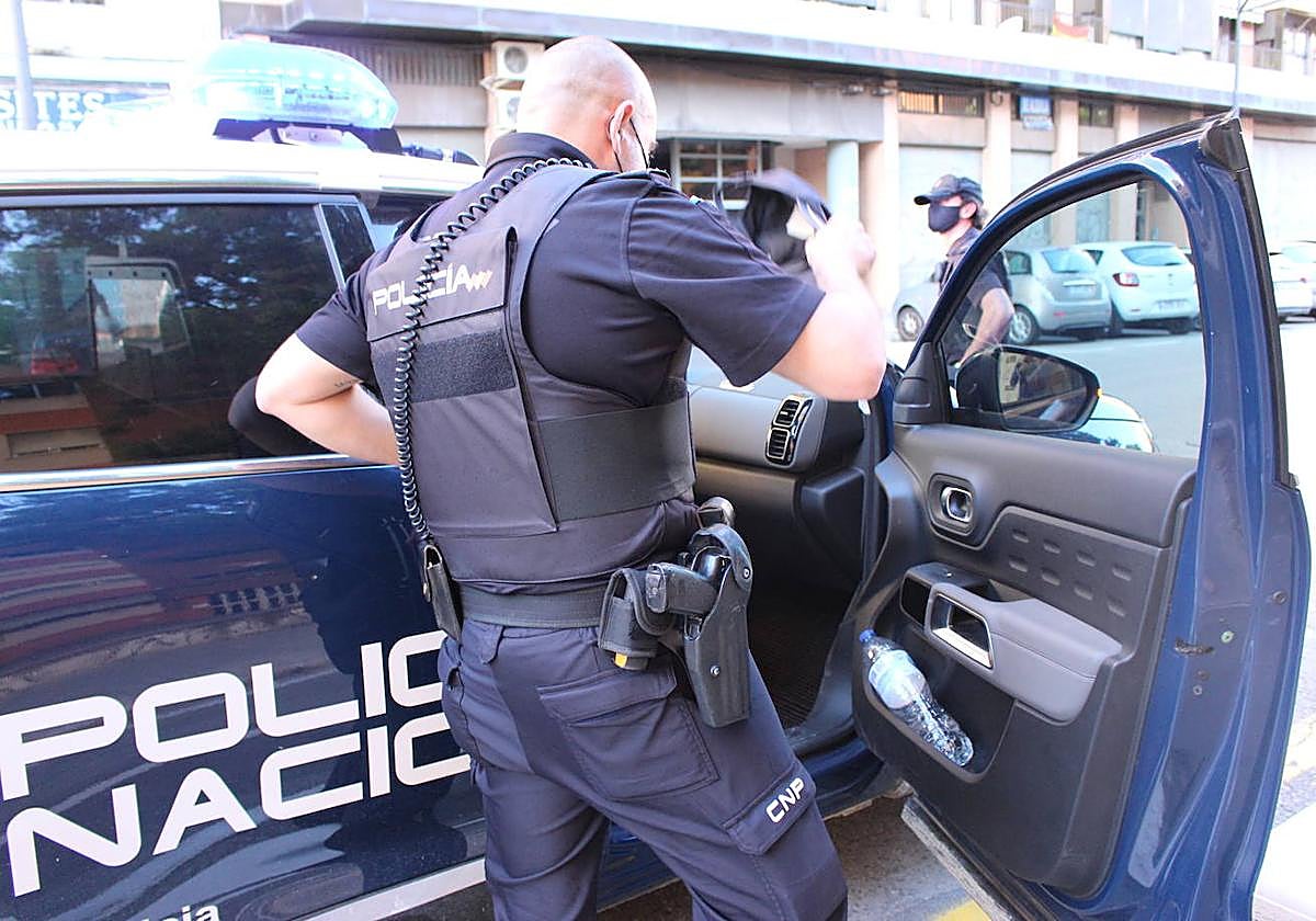 Detenido en Dénia por extorsionar a un usuario de una web de contactos y obligarle a pagar 3.500 euros