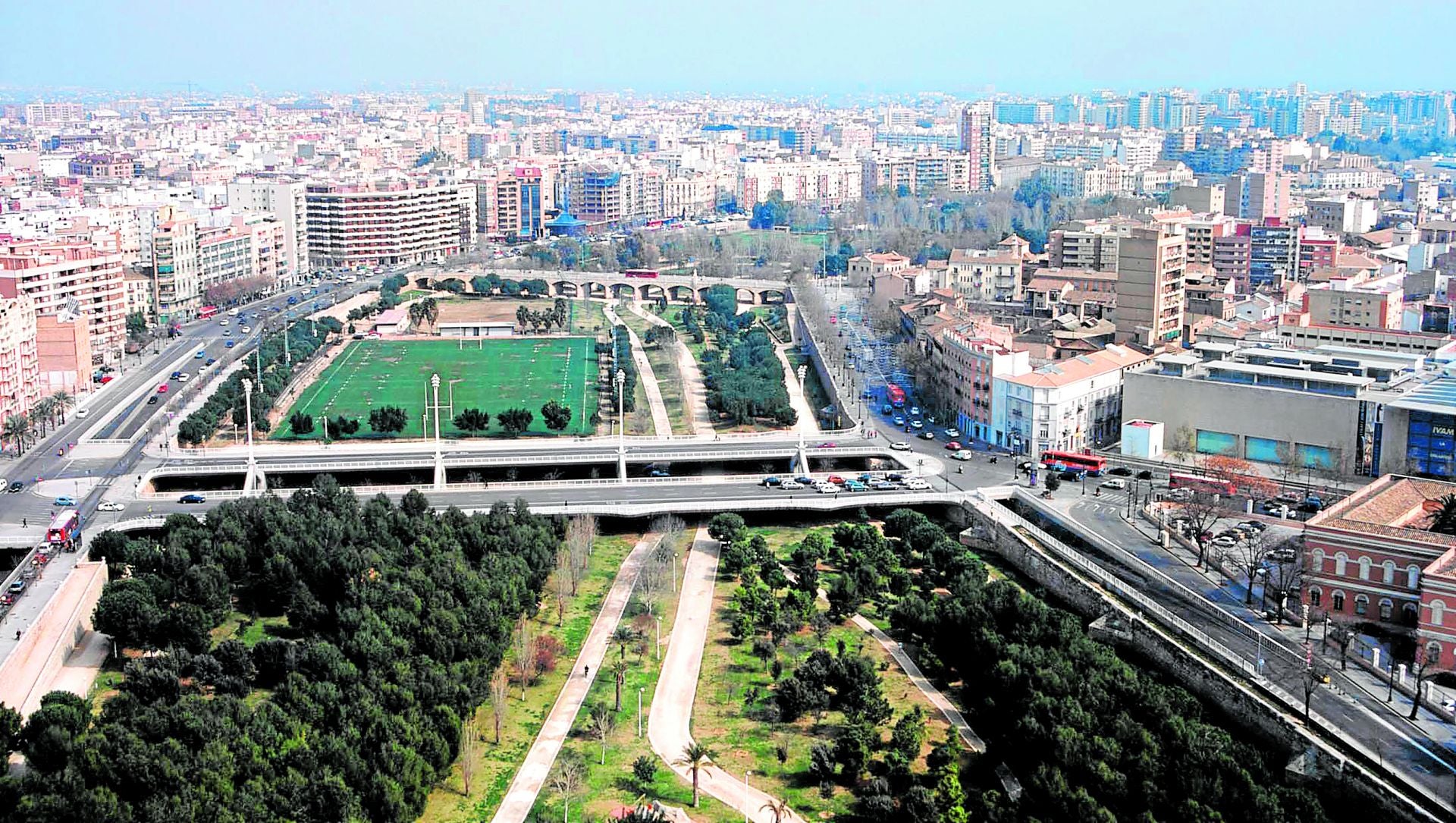 Imagen principal - Vista aérea. Vista general del Jardín del Turia en el tramo frente al IVAM. | Antiguos usos. Carros en el lecho del Turia antes de las obras de desvío del río tras la riada de 1957.| Construcción. Obras de la Ciudad de las Artes y las Ciencias a finales de los años 90.