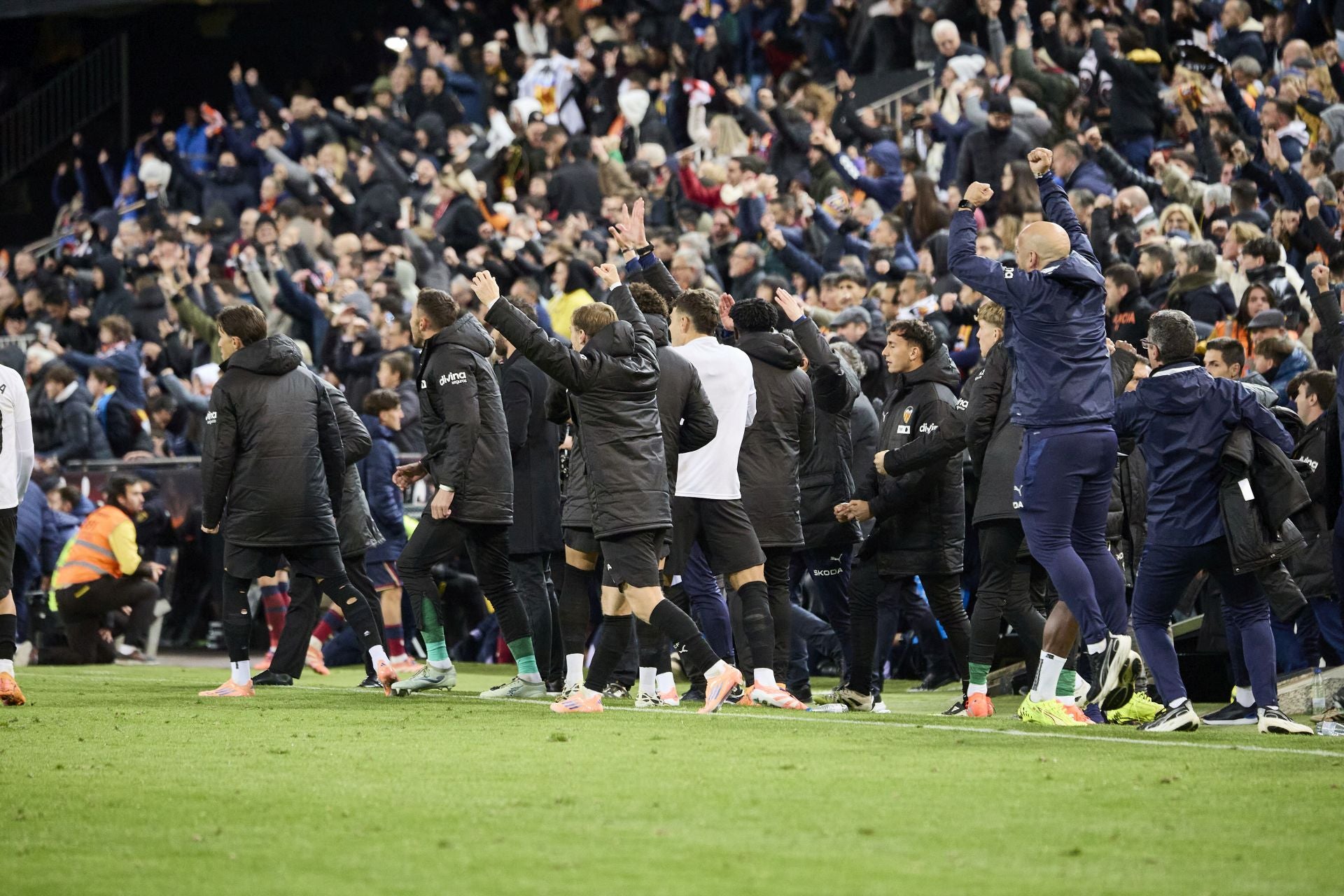 Imagen del final del partido entre Valencia y Levante en Mestalla.