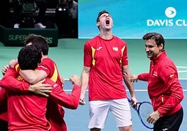 Capitán y jugadores de España celebran su pase a la final de la Copa Davis.