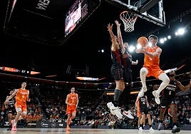 Sergio De Larrea penetra ante la defensa del Girona.