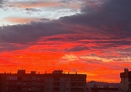 Cielo rojizo sobre Valencia este domingo.