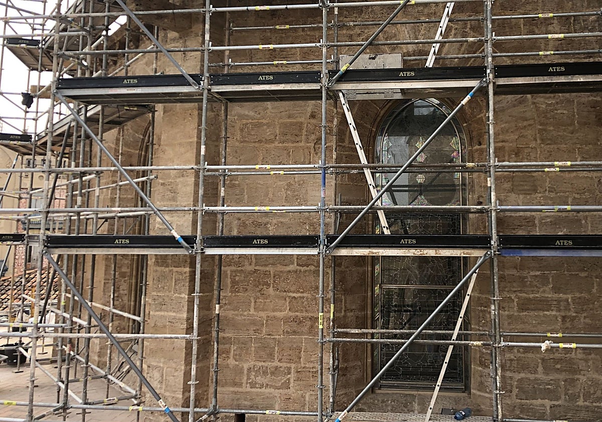 Imagen principal - Andamios exteriores que ya se han retirado, trabajos de reposición y grietas detectadas.