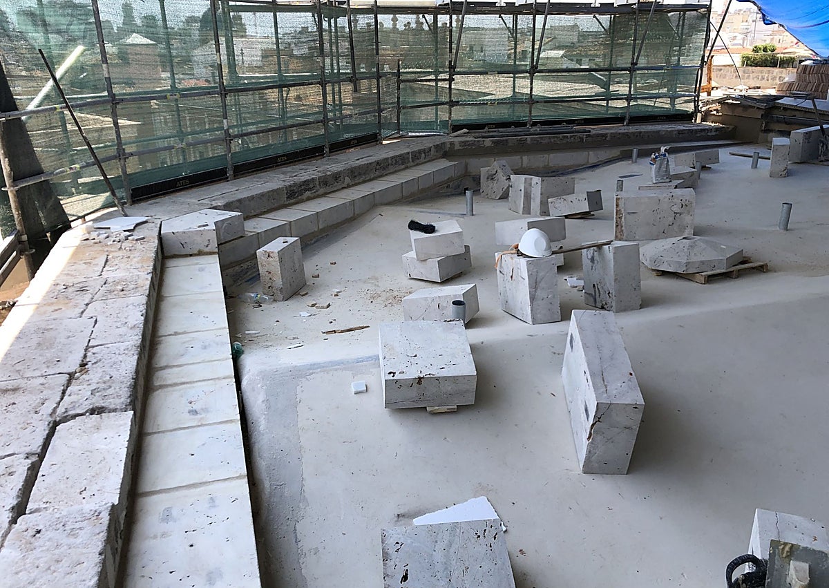 Imagen secundaria 1 - Andamios exteriores que ya se han retirado, trabajos de reposición y grietas detectadas.