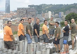 José Manuel Crespo, gerente de Pirotecnia Valenciana, en el centro, junto a empleados.