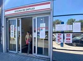 Una mujer sale por la puerta de una oficina del SEPE.