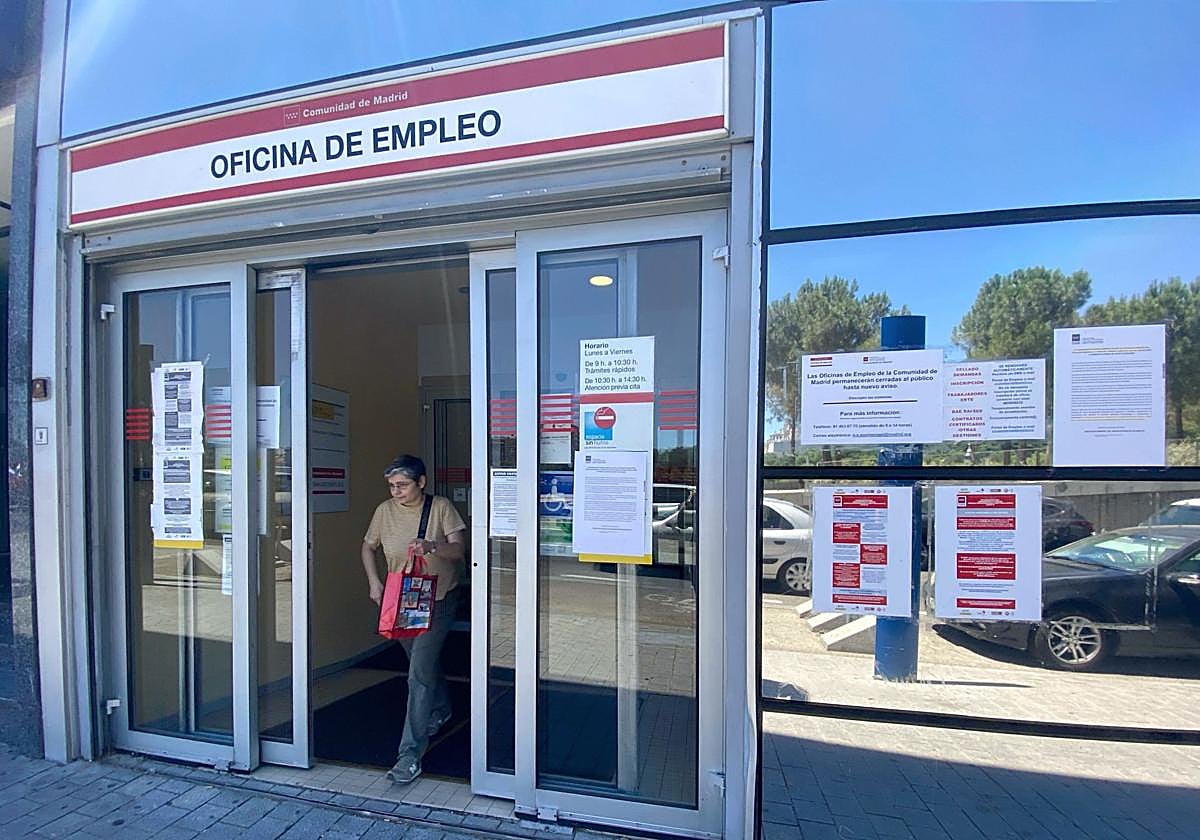 Una mujer sale por la puerta de una oficina del SEPE.