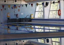 Interior de las instalaciones de la piscina de Ayora.
