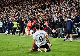 Hugo Duro celebra el gol del derbi delante de la afición del Valencia.