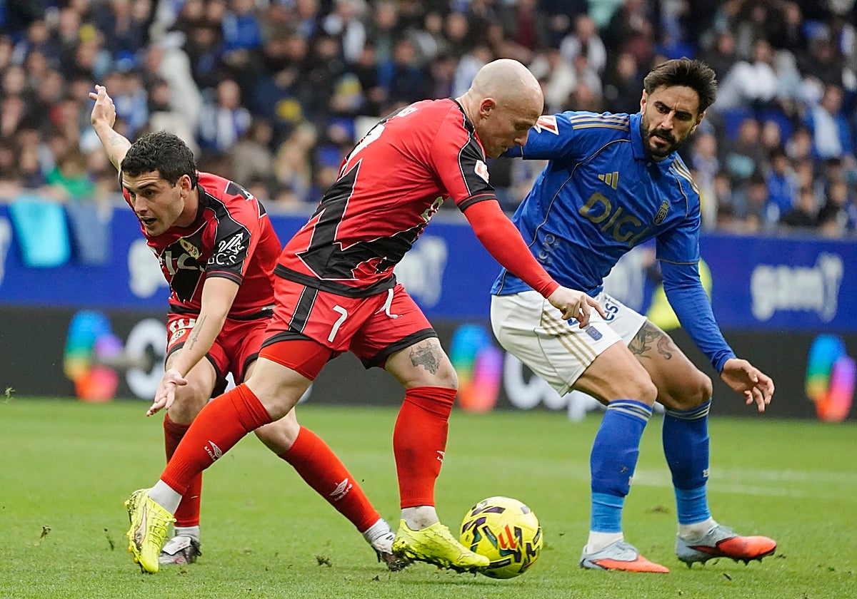 Isi Palazón pugna un balón con un jugador del Oviedo.