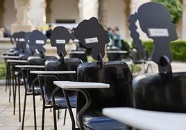 Detalle de las sillas vacías en el acto de este lunes.