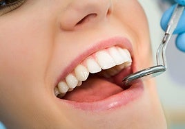 Odóntologo examina la dentadura a una paciente