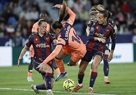 Clara Serrajordi cae ante las defensas del Levante.