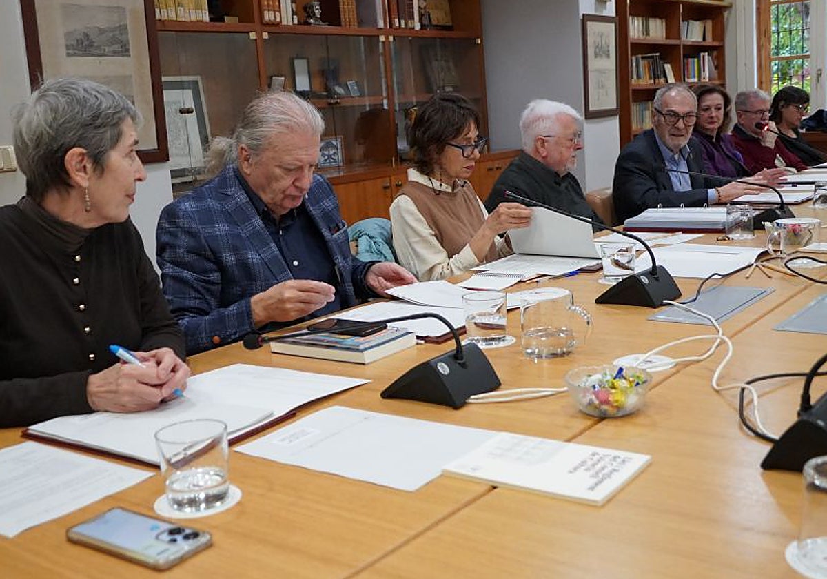 Miembros del Consell Valencià de Cultura, entre ellos su presidente, durante el plano de este lunes.