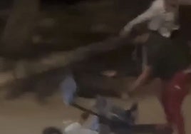 Investigan si la reyerta está relacionada con la muerte de un hombre tras una paliza en Sevilla.