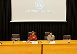 La rectora de la UV, Mavi Mestre, junto a la doctora de la UNAM Soledad Funes en el acto inaugural de las jornadas este lunes.