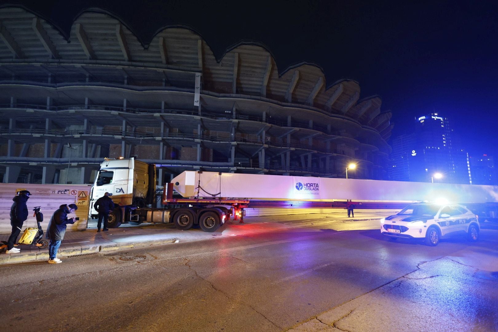 Un camión entrando uno de las vigas al interior del recinto del Nou Mestalla.