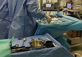 Personal sanitario, durante una operación.