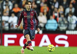 Unai Vencedor, con el Levante en Mestalla durante el derbi ante el Valencia.