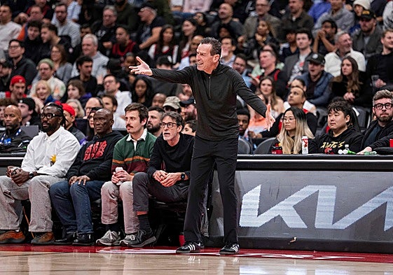Kenny Atkinson da instrucciones durante el partido de este lunes en Toronto.