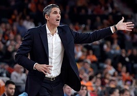 Rubén Burgos da instrucciones durante el partido contra el Leganés.