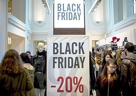 Cientos de personas realizan compras en Valencia durante las rebajas del Black Friday