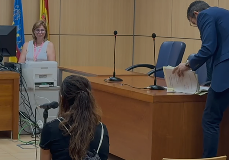 La mujer condenada (de espalda) en la primera sesión del juicio.