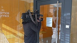 Un cámara de televisión graba la puerta de la clínica dental alcireña.