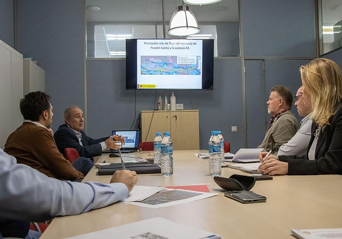 Reunión entre responsables del Ayuntamiento de Xirivella y la CHJ.