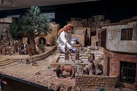 Trabajos de montaje del belén de la Fundación Bancaja.