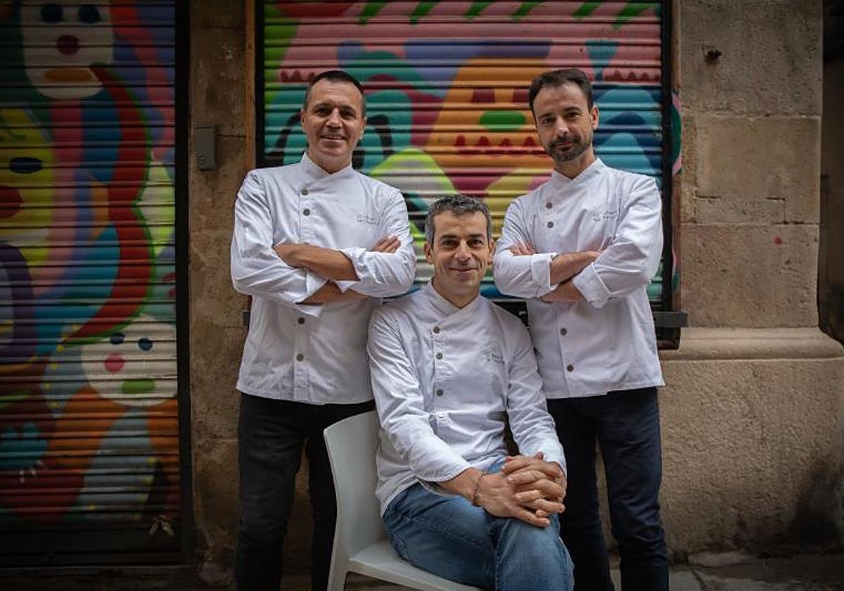 Los chefs del restaurante Disfrutar Eduard Xatruch (d), Oriol Castro (i) y Mateu Casañas.